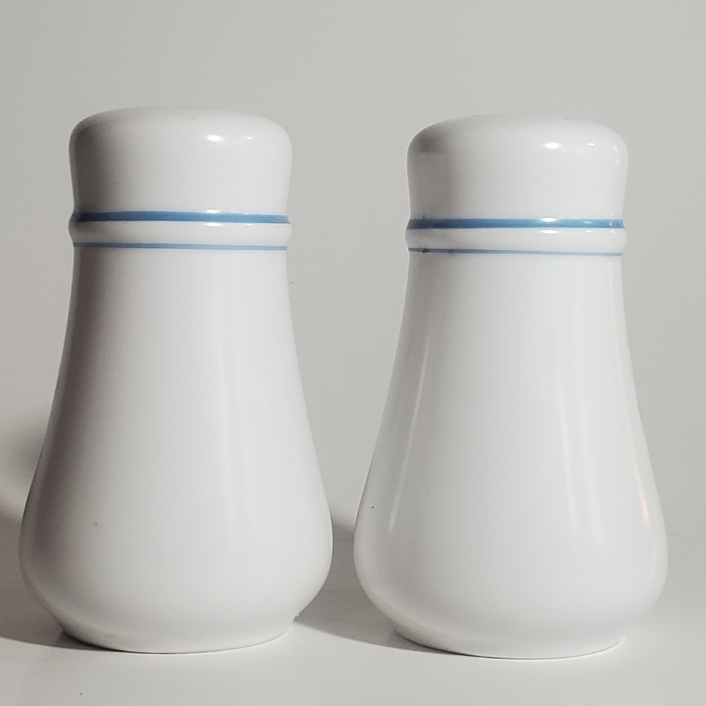 NORITAKE Vintage Salt & Pepper Set from the Good Times Collection Floral Pattern - Picture 4 of 10